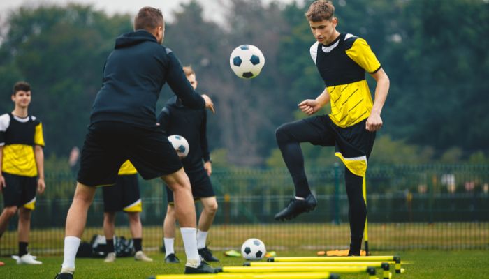 Bật mí cách đá bóng hay giúp chinh phục sân cỏ nhanh nhất Hướng dẫn Kỹ thuật tâng bóng