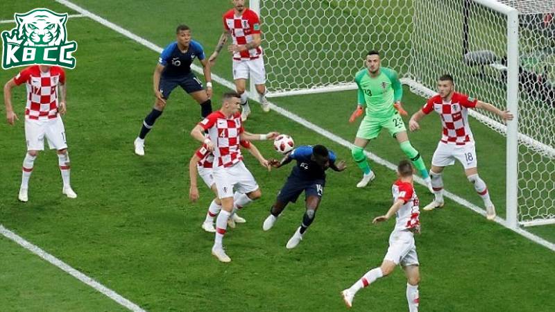 Nếu cầu thủ phạm lỗi bóng chạm tay cố ý mức độ nhẹ sẽ bị phạt thẻ vàng