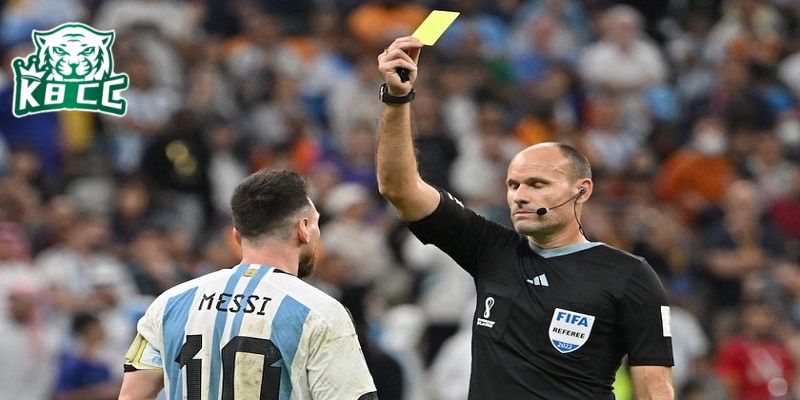 Thẻ vàng là hình phạt dành cho cầu thủ phạm lỗi